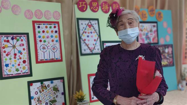 弘道老人福利基金会今天也邀请90岁的阿嬷陈林贵凤办理「贵凤奶奶创作展」。（林良齐摄）