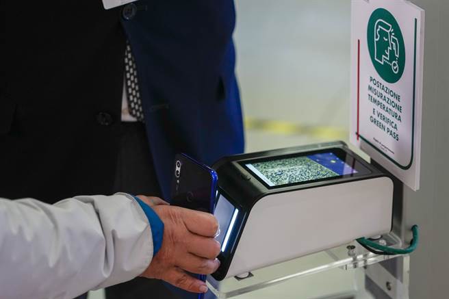義大利政府11月頒布新法令，要求進入酒吧、餐廳、戲院與其他室內娛樂性場所的人，須強制出示新冠肺炎的「超及綠色通行證」(super green pass)。(圖/美聯社)