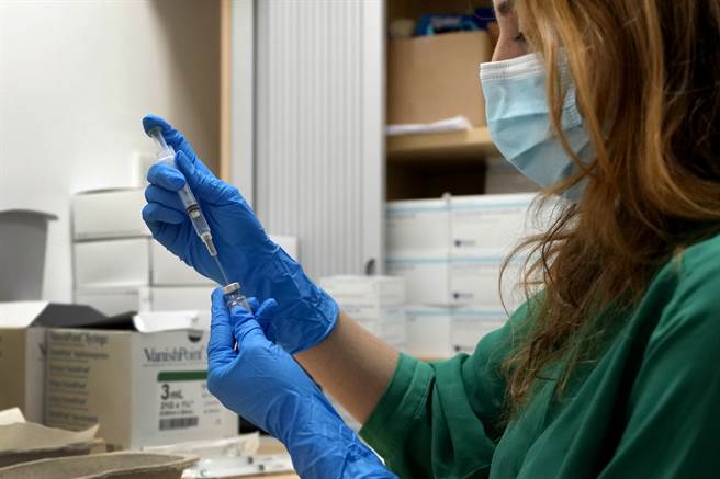 先前義大利政府規定，出入室內場館與搭乘長途列車者，必須出示48小時內新冠肺炎篩檢陰性的證明，而不是提出完整接種疫苗或康復的證明。(圖/美聯社)

