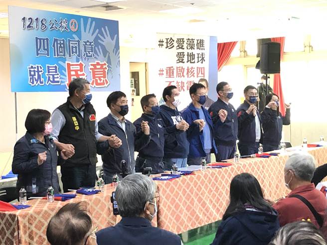 国民党立委赖士葆上午在台北市文山区花木市场举办公投宣讲，邀请马英九、朱立伦、立委江启臣、前党副主席郝龙斌、中广董事长赵少康等人同台宣讲，会场内座无虚席，场面热闹。（赵婉淳摄）