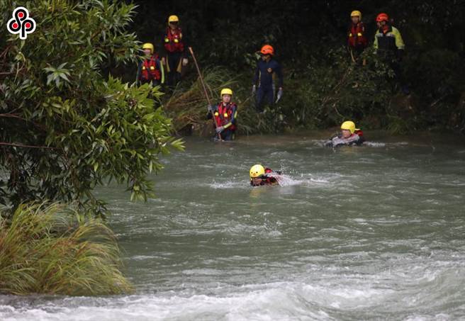 新北市双溪区虎豹潭10月发生自然体验营民眾落水事件，造成六死，图为当时搜救画面。（本报资料照）