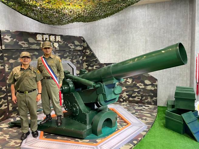 老兵志工邱棚鸿（右）与林德富再穿着草绿服执勤，十分开心！（金门县府观光处提供）