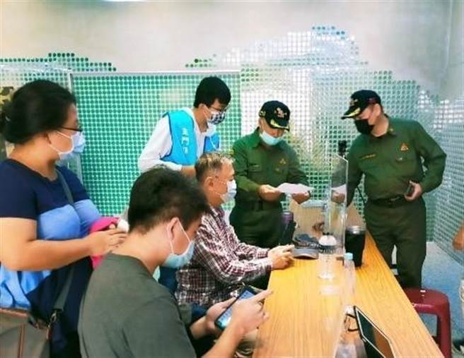 老兵志工黄奎翰（右）与郑光华（右二）在尚义机场协助老兵办理报到。（金门县府观光处提供）