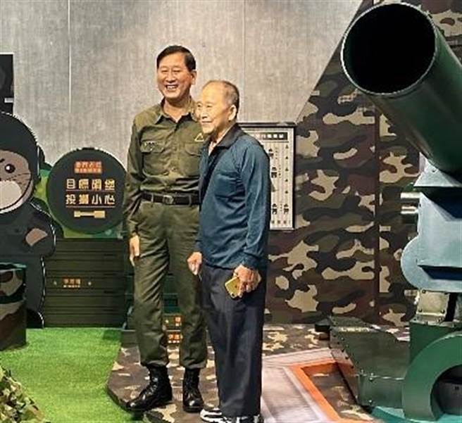 老兵志工梁维庆（左）与返金老兵开心合影。（金门县府观光处提供）
