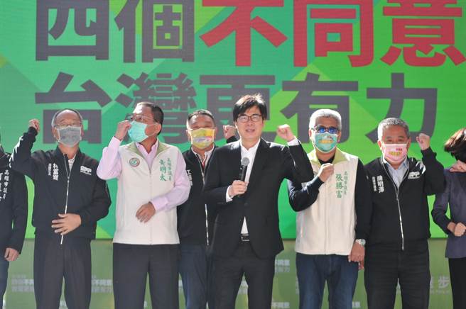 高雄市长陈其迈与民进党议员一同上台，呼吁高雄乡亲务必要为台湾接轨国际投下关键的「四个不同意」。(林雅惠摄)