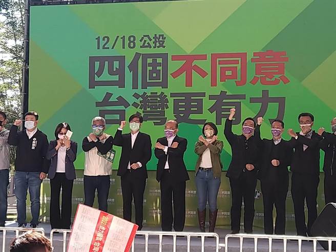 行政院长苏贞昌呼吁大家一定要出来投下不同意，守护台湾，不要让国民党继续乱下去。(林雅惠摄)