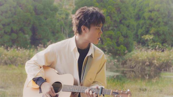 蔡明仁推出新歌〈一步一腳印〉MV。（好朋友工作室提供）