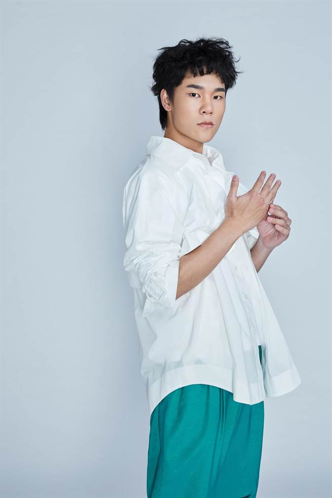 蔡明仁推出新歌〈一步一腳印〉MV。（好朋友工作室提供）