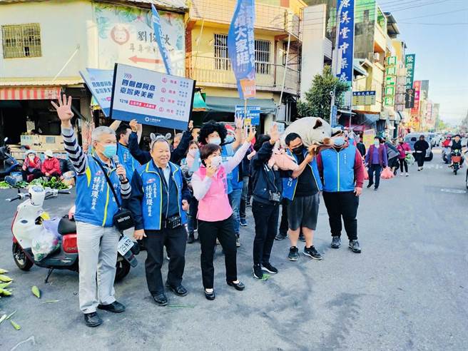 距离四大公投日剩下2周，立委杨琼璎4日马不停蹄前往神冈、社口两地传统市场扫街宣讲。（陈淑娥摄）