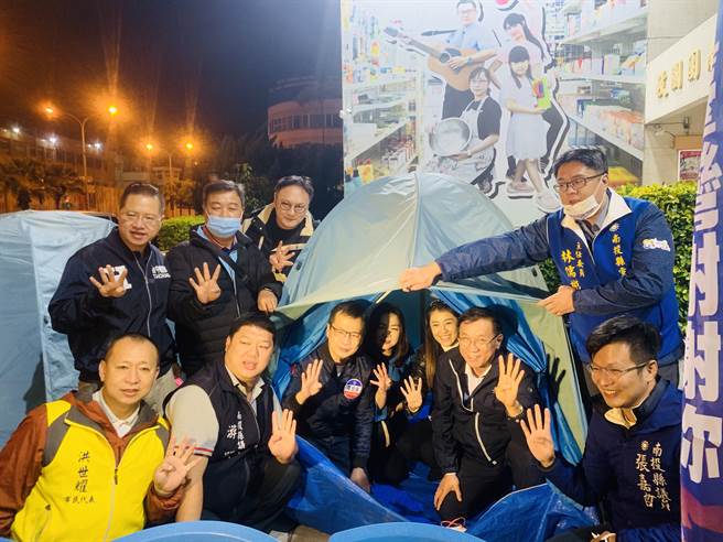 图为3日晚间罗智强现身南投救国团前广场，立委许淑华、马文君、县长林明溱、议长何胜丰、议员游颢、资深媒体人庄子富等也现身为他加油打气。(吴建辉摄)