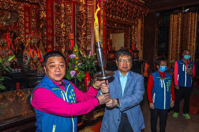 县长杨文科（左二）和竹北市代会主席林启贤在竹北天后宫点燃县运会圣火。（罗浚滨摄）