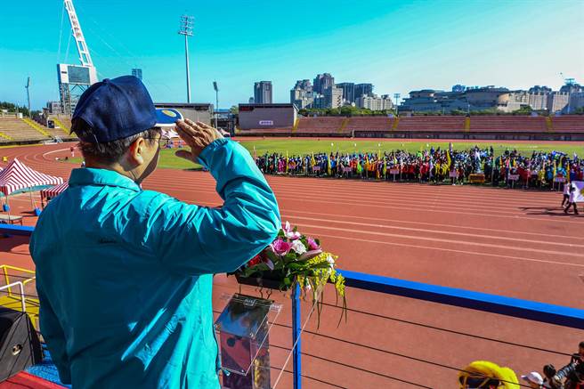 新竹县运会4日在体育场热闹登场，县长杨文科期许1675选手挑战自我、全力以赴，创下更好成绩。（罗浚滨摄）