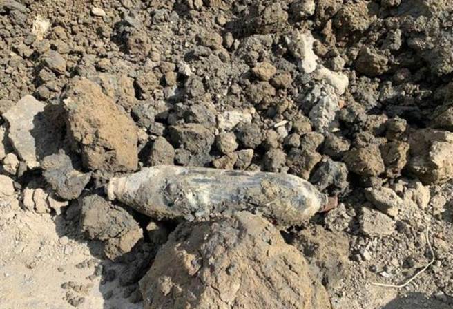 知名连锁卖场位于新庄区幸福东路115号旁的工地，今天整地挖掘地基过程中，惊见一颗疑似未爆炸弹。（图／警方提供）