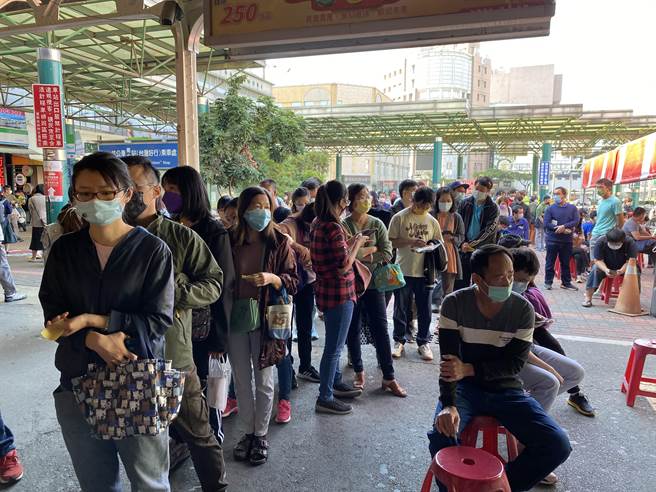 台南火车站涌现排队打莫德纳疫苗的人潮。（曹婷婷摄）