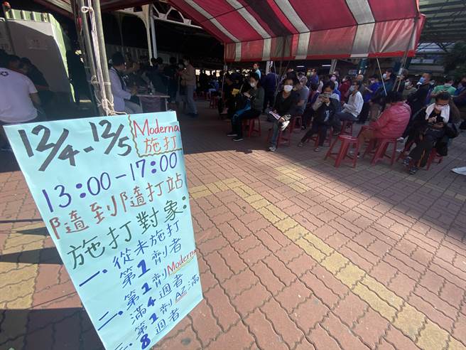 台南火车站涌现排队打莫德纳疫苗的人潮。（曹婷婷摄）