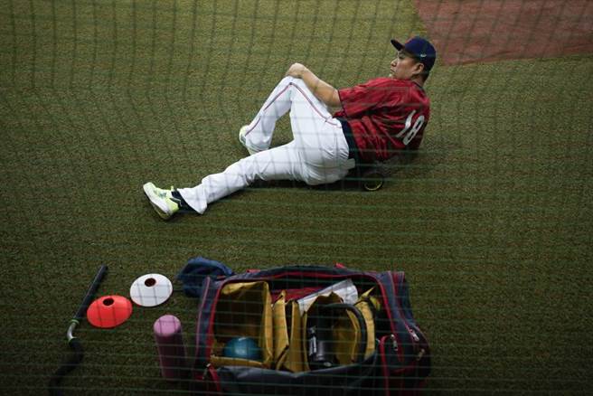 田中将大在草地做伸展运动。（美联社资料照）