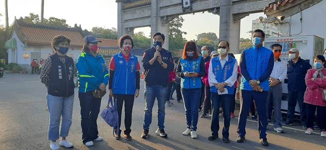 國民黨高市黨部副主委曹桓榮今早到澄清湖宣講。（柯宗緯翻攝）