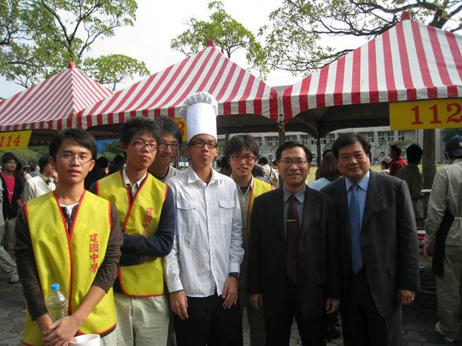 杨明仁恶作剧，连当时的校长蔡炳坤也被骗，留下经典合照。（蔡炳坤提供／杨亚璇台北传真）