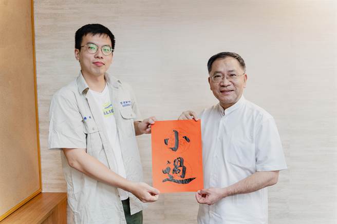 蔡炳坤最后亲自提字，将「小过」二字春联送给杨明仁做纪念。（蔡炳坤提供／杨亚璇台北传真）