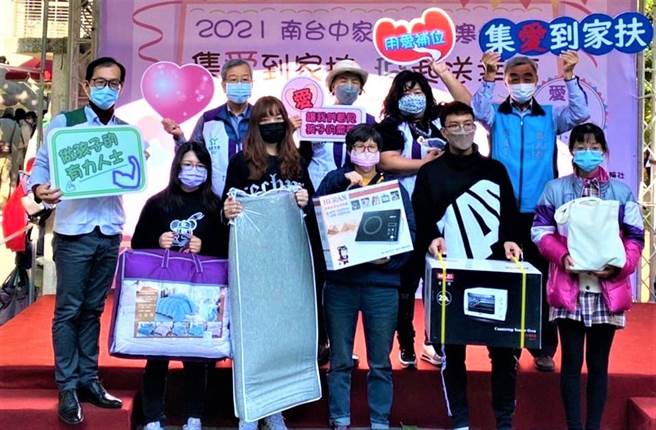 南台中家扶4日举办寒冬送暖爱心市集。（南台中家扶提供／卢金足台中传真）