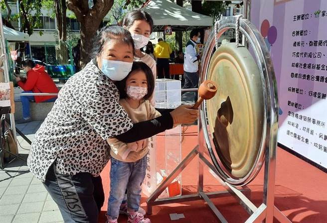 每年从屏东潮州前来支持的摊主（左），从自己参与到带女儿一起，今年还带孙女三代一起出席。（南台中家扶中心提供／卢金足台中传真）