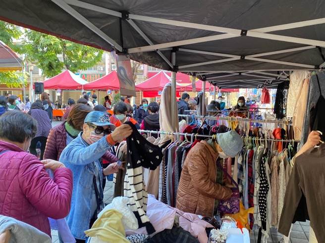 南台中家扶爱心市集热闹登场，集眾人之力助弱势，寒冬送暖尚缺3成经费 鼓励大眾相约来市集寻宝做公益。（南台中家扶提供／卢金足台中传真）