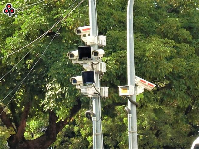 台北市警察局自年底至2023年将汰换1.6万支监视器，将原有的30画素提升至200画素，却打算将传输频宽从3Mbps降为2Mbps，遭多名议员质疑省小钱、牺牲影响品质。（本报资料照片）