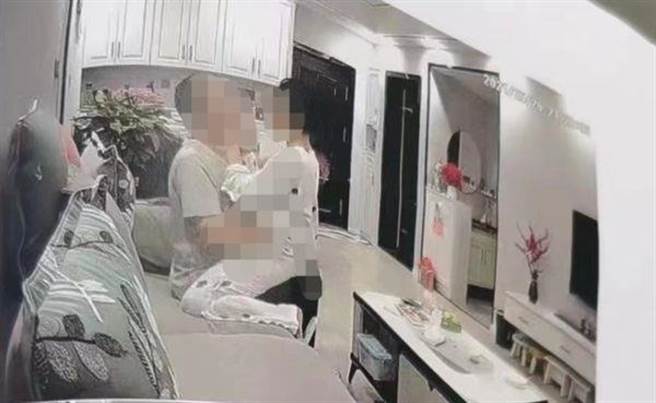 人妻客厅激情骑坐在小王身上，不知偷情画面全被监视器拍下。（图／翻摄自搜狐新闻）