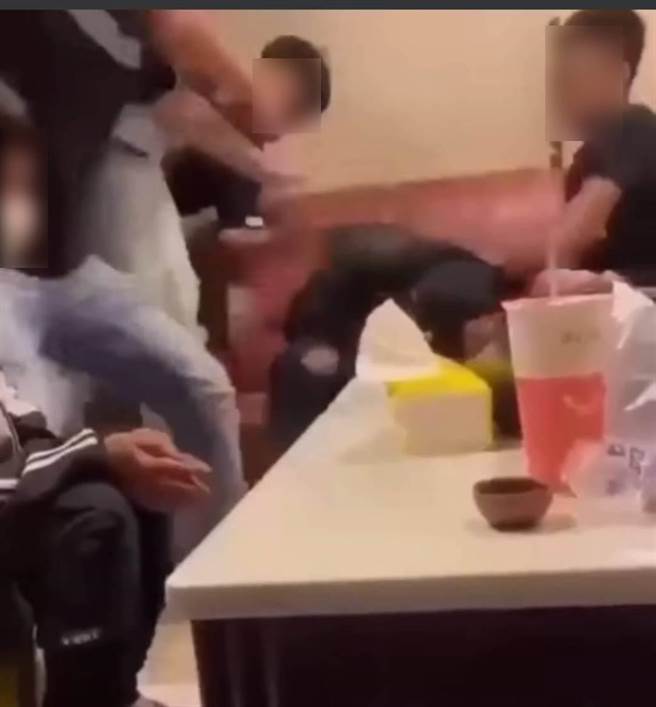 未成年的杨男为了500元债款，竟动手殴打傅姓债务人。（摘自脸书社团「爆料公社」）