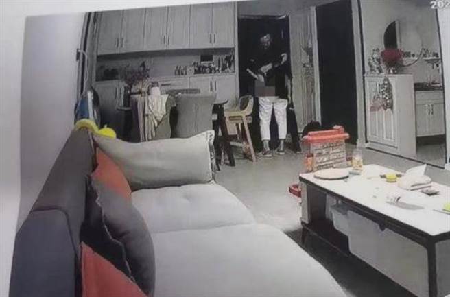 小王要离开时，在门口与人妻依依不舍拥抱吻别。（图／翻摄自搜狐新闻）