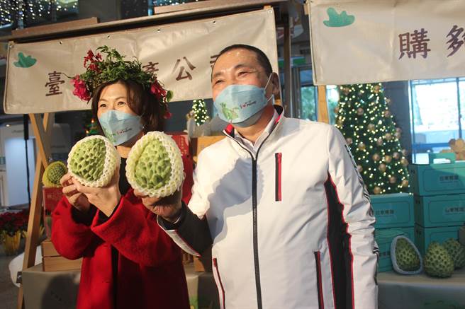 新北市长侯友宜（左）与台东县长饶庆铃携手行销释迦。（陈慰慈摄）