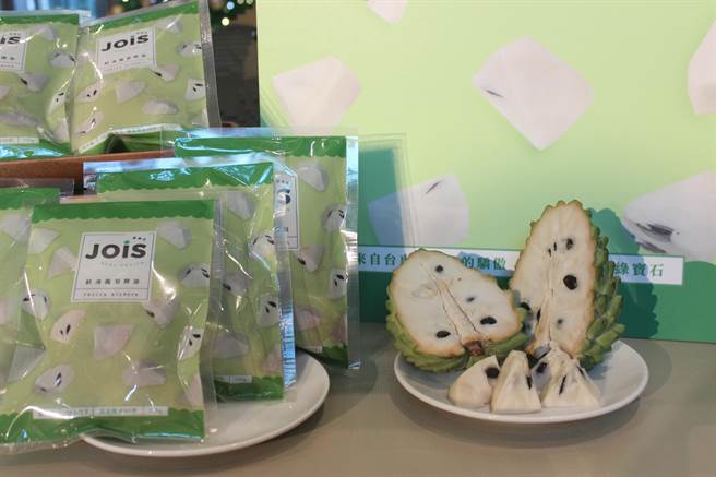 新北市长侯友宜形容解冻即可食的新产品「鲜冻凤梨释迦」，就像这次欢乐耶诞城的主题是乐高积木一样，一块一块拚起来，非常可爱。（陈慰慈摄）