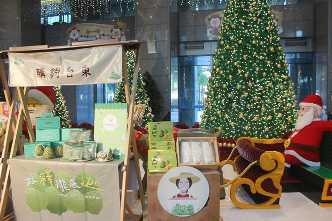 新北欢乐耶诞城今、明天的市集贩售台东凤梨释迦。（陈慰慈摄）