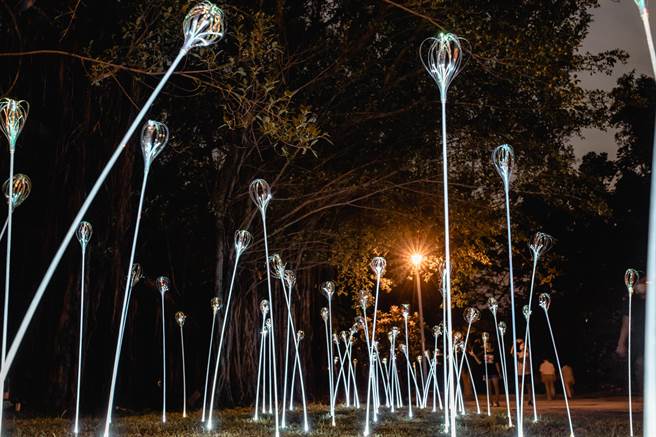 台湾灯会睽违20年将回归高雄，新作品再度曝光，高市府团队融入森林特色元素，仿真蕈菇、微光花丛藏身在森林中，如电影场景般美丽。（高市观光局提供）