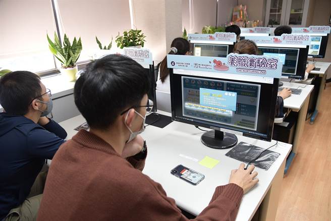 青年现场玩养职实验室。（翻摄照片／洪靖宜高雄传真）