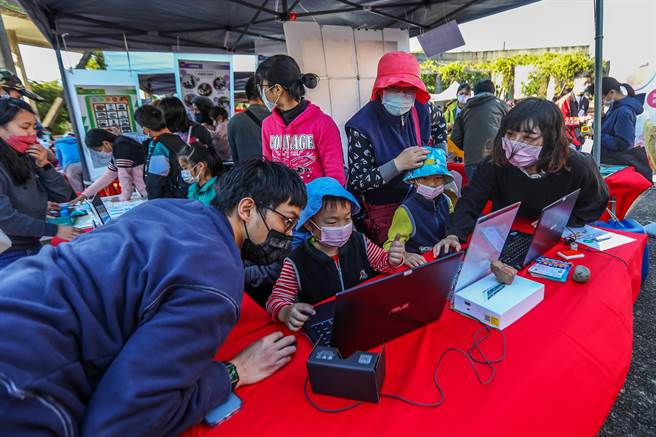 水设公益亲子嘉年华，小朋友参加程式游戏体验的闯关游戏。（罗浚滨摄）