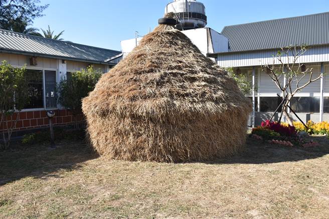 公館鄉農特底在縣農會社區小鋪外搭「稈棚」營造客庄村落印象。（謝明俊攝）