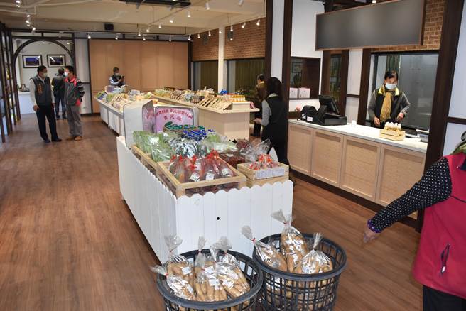 苗栗縣農會社區小鋪展售最新鮮的苗栗在地農產。（謝明俊攝）