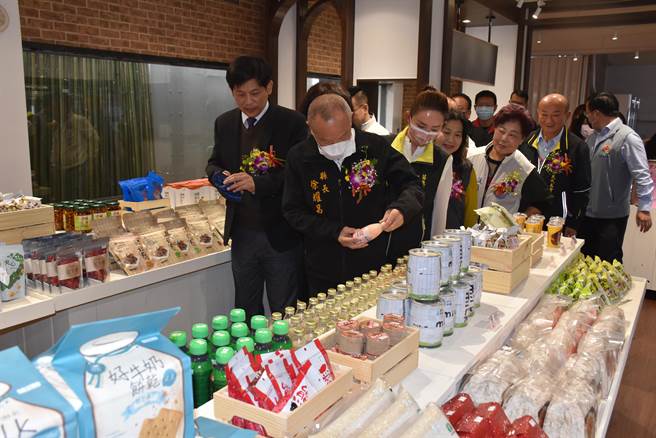 苗栗縣長徐耀昌在苗栗縣農會理事長陳怡樺陪同下參觀小鋪展售產品。（謝明俊攝）