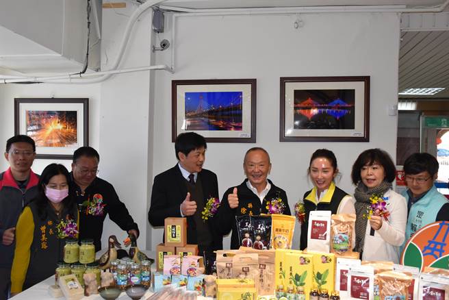 苗栗縣長徐耀昌在苗栗縣農會理事長陳怡樺陪同下參觀小鋪展售產品。（謝明俊攝）