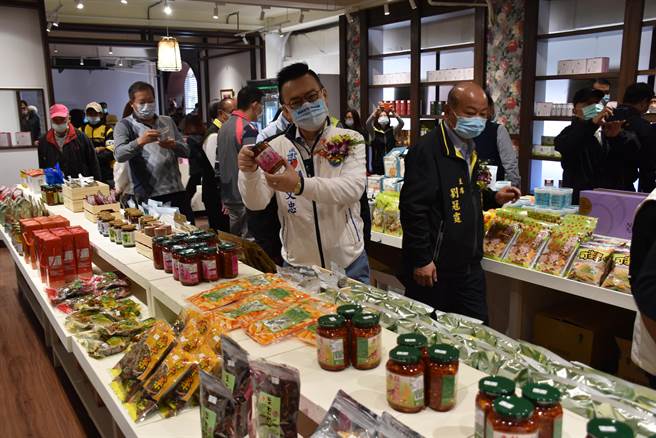 苗栗縣議員余文忠特別推薦公館在地最優良農特產品。（謝明俊攝）