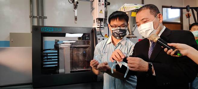 三重商工模具科学生介绍「立体口罩支架」模具射出成形原理，并与新北市长侯友宜完成制作体验。（陈慰慈摄）