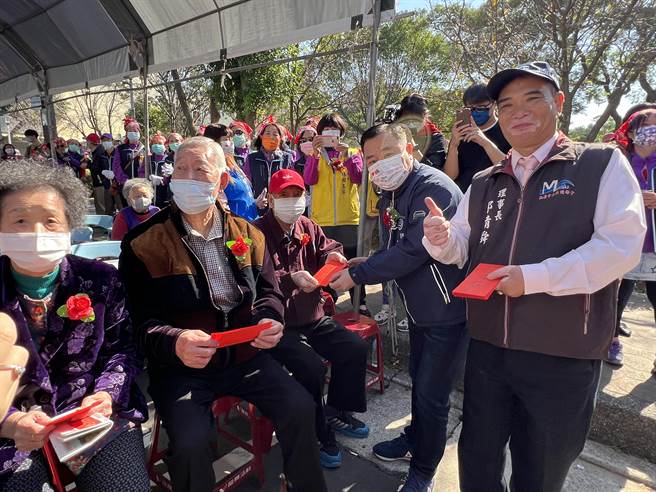 議長邱奕勝親發物資給銀髮長輩。(蔡依珍攝)
