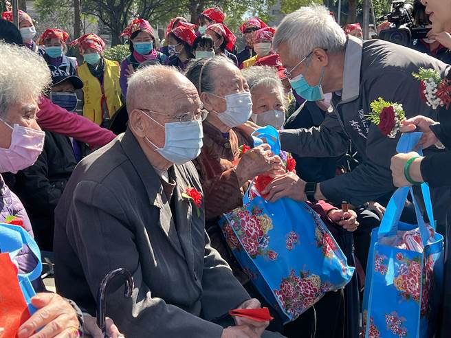 副市長李憲明親發物資給銀髮長輩。(蔡依珍攝)