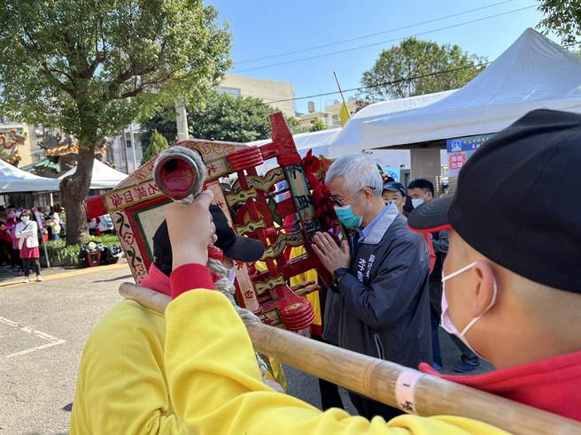 馬祖的宮廟祭祀儀式、陣頭文化和祭儀也搬到桃園，副市長李憲明一起祈福。(蔡依珍攝)