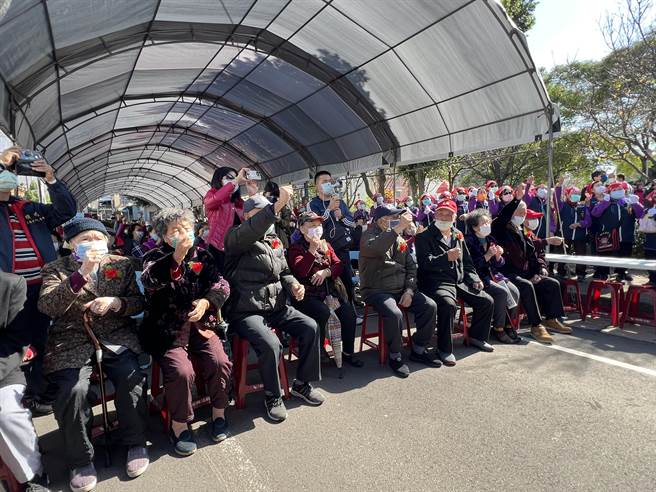 8旬以上馬祖銀髮長輩逾百人都獲得一大袋民生物資和600元紅包。(蔡依珍攝)