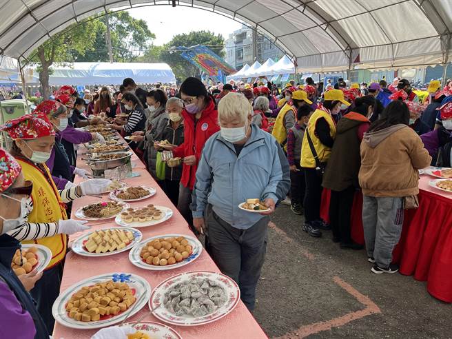 上千位馬祖鄉親也共襄盛舉，飽餐也回味家鄉味。(蔡依珍攝)