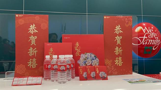 中信金控2022年的桌历与新春红包、发财水等。图／业者提供
