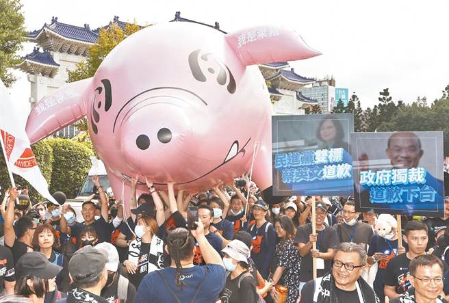 「2020秋斗」游行现场，国民党及支持者在自由广场集结出发，参与者齐力扛着巨型充气莱猪上街，表达拒绝莱猪进口的立场。（刘宗龙摄）