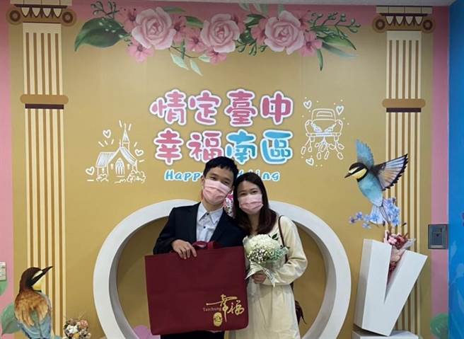 台中市府民政局赠送「爱在台中．幸福看得见－双人毛毯」，让新人被爱拥抱幸福一「被」子。（台中市府提供／卢金足台中传真）